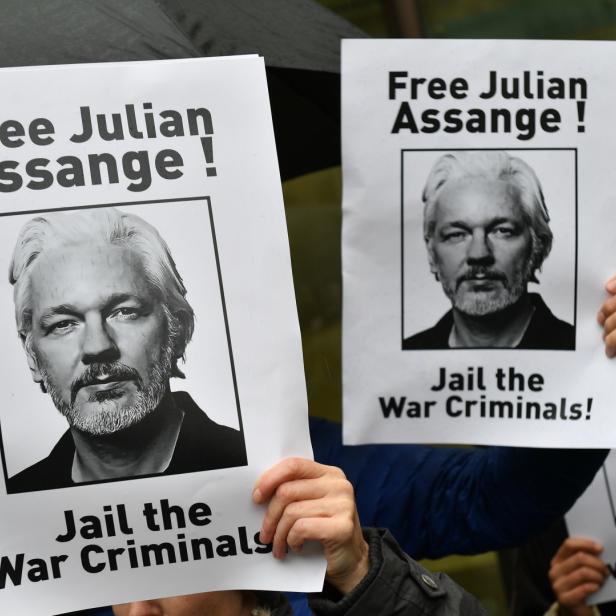 Seit April sitzt Assange eine fast einjährige Haftstrafe ab