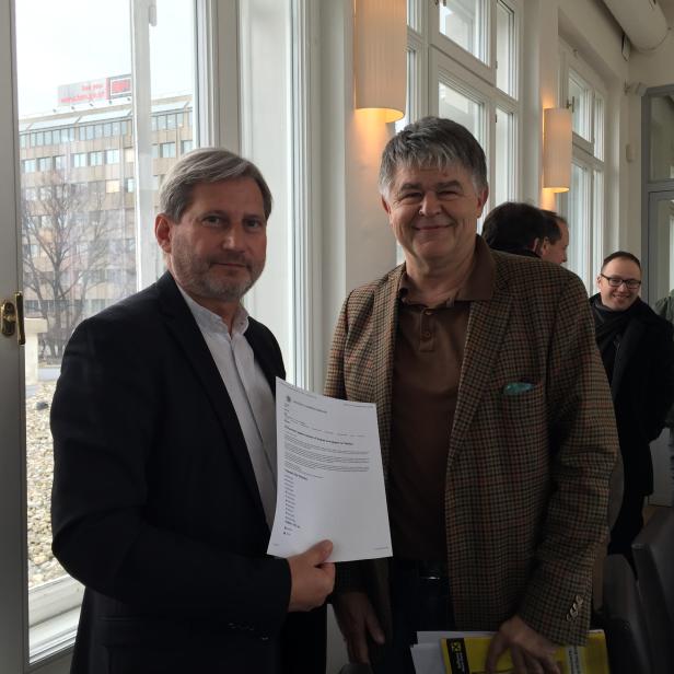 Johannes Hahn mit AEJ-Präsident und profil-Redakteur Otmar Lahodynsky.