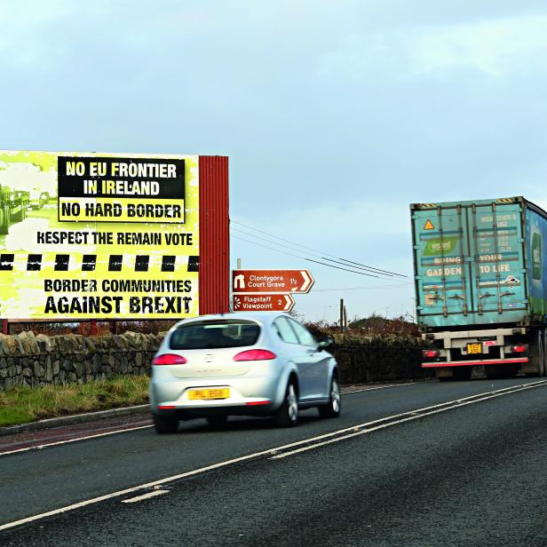 ANTI-BREXIT-PLAKAT AN DER STRASSE ZWISCHEN IRLAND UND NORDIRLAND: "Wenn wir nicht in der Zollunion bleiben, wird es hier wieder eine harte Grenze geben."