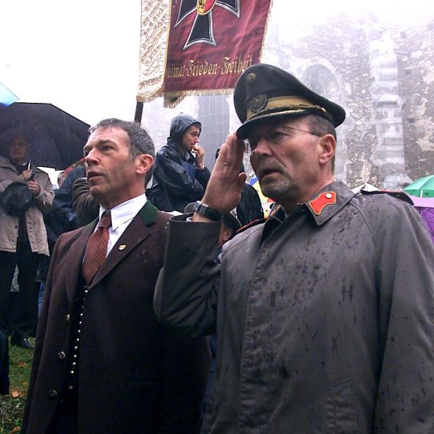 Landeshauptmann Haider beim "Ulrichsbergtreffen" im Jahr 2000 mit  Militärkommandant Gert Ebner