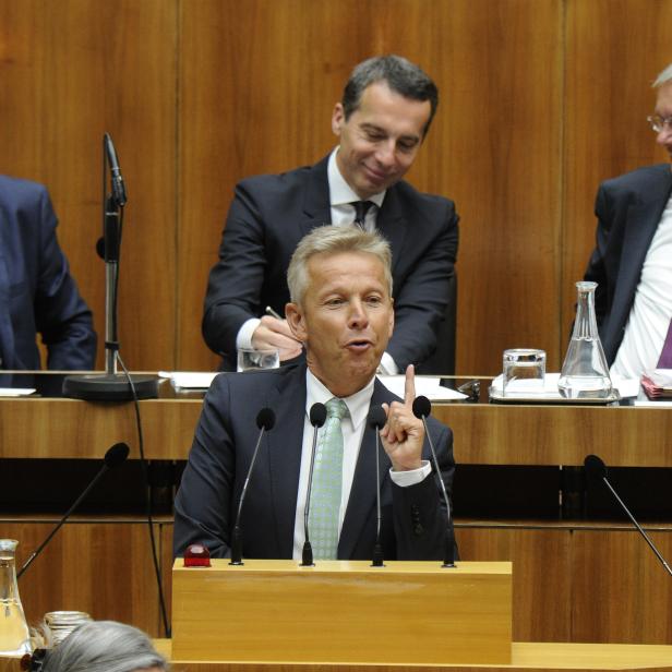 Freund oder Feind? Reinhold Lopatka mit Kanzler Christian Kern im Hintergrund