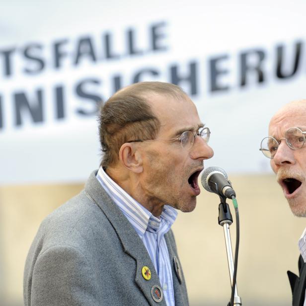 Sänger des Augustin-Chores bei einer Kundgebung zur Mindestsicherung vor Beginn einer Sitzung des Ministerrates in Wien.