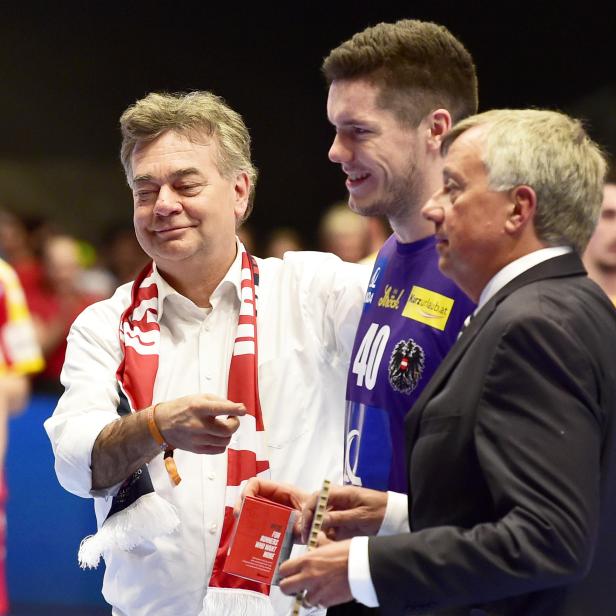 Vizekanzler Werner Kogler (Grüne) mit Österreichs Handball-Torwart Thomas Eichberger 