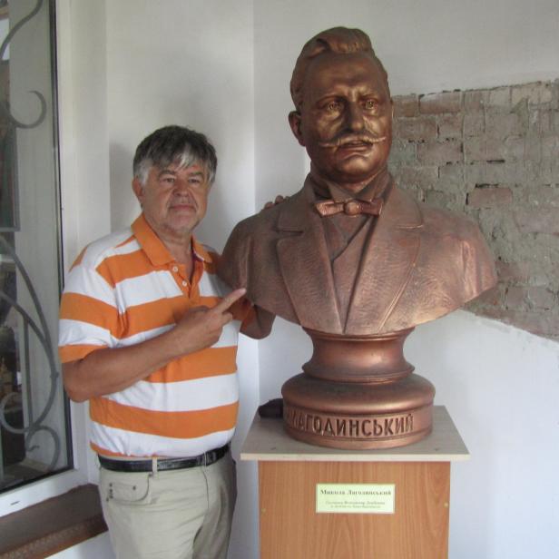 profil-Redakteur Otmar Lahodynsky mit der Büste des Reichsrats-Abgeordneten Mykola Lahodynskyj im Museum in Delatyn.