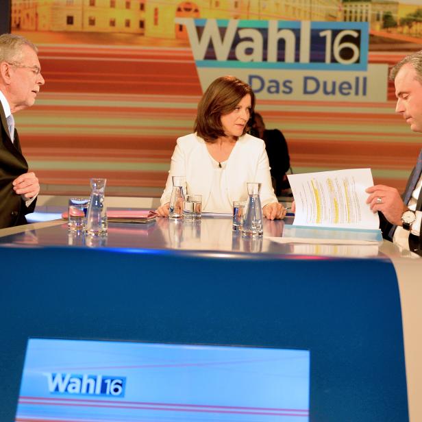 (v.l.) Alexander Van der Bellen, Moderatorin Ingrid Thurnher und Norbert Hofer vor Beginn der TV-Konfrontation.