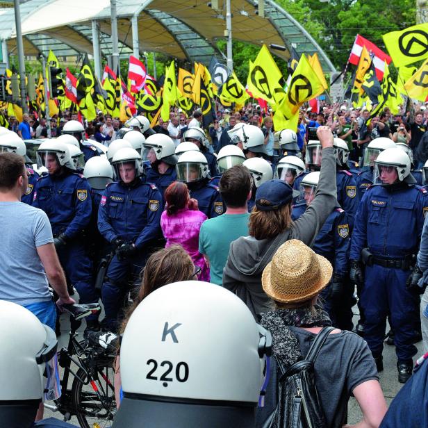 Gegenüberstellung. Identitäre Demonstranten und linke Gegner.