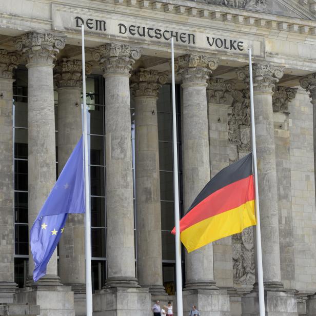 Die deutsche und die europäische Flagge hängen in Berlin auf Halbmast.