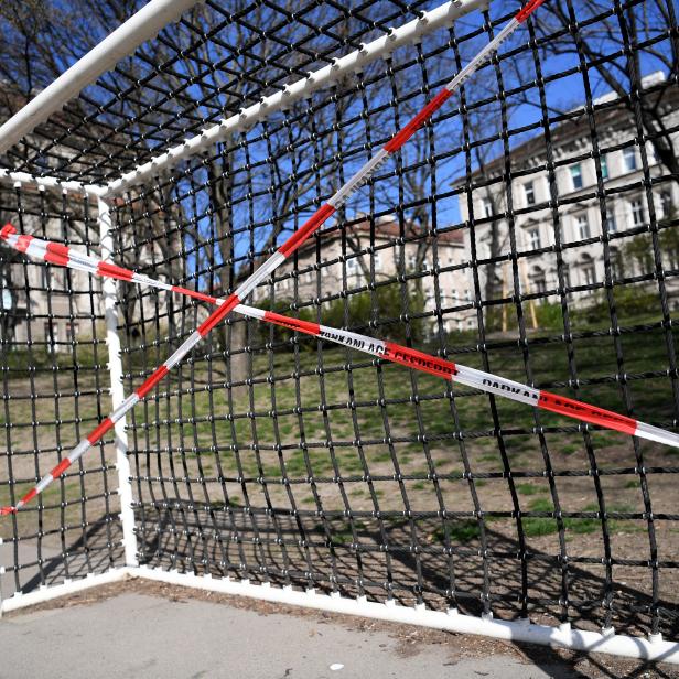 Ein gesperrtes Fußballtor in einem Park in Wien