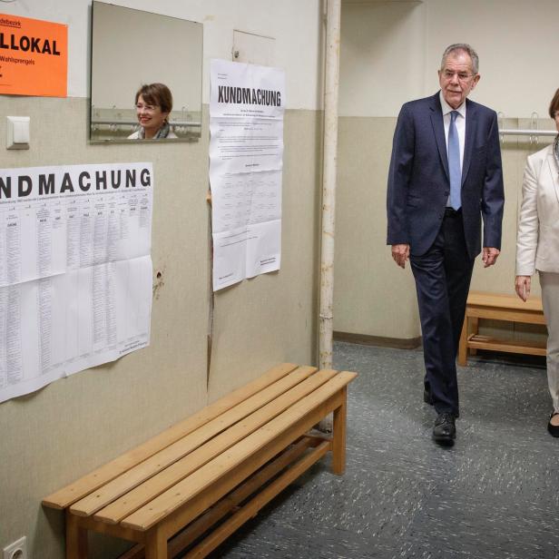 Bundespräsident Alexander Van der Bellen und Gattin Doris Schmidauer bei der Stimmabgabe im Rahmen der Nationalratswahl in Wien.