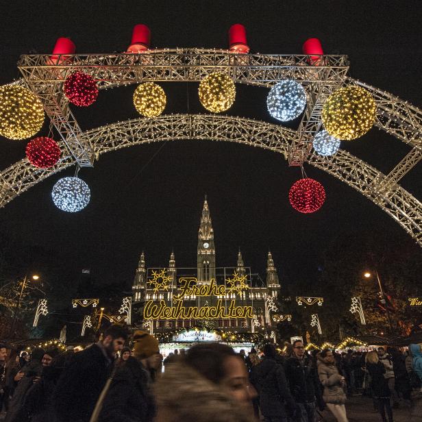 Außen Zuckerguss, innen viel dunkle Materie: Der Christkindlmarkt vor dem Wiener Rathaus
