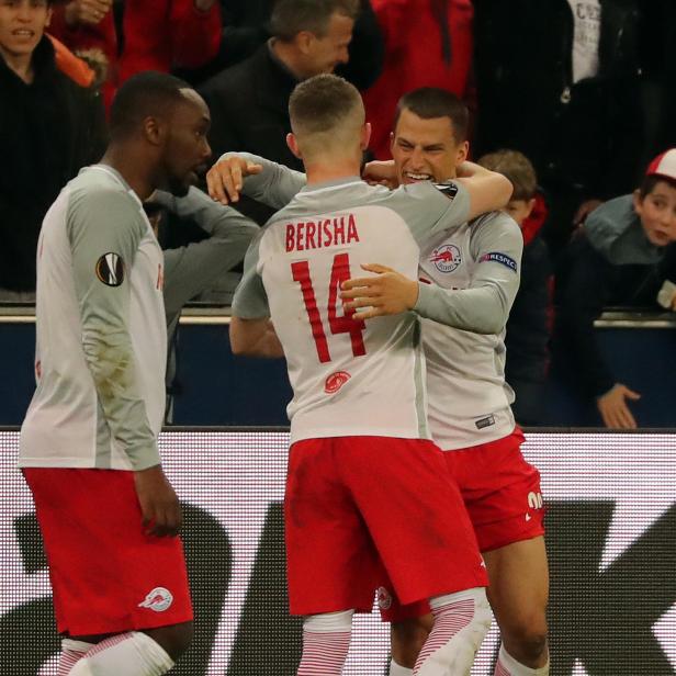 Red Bull Salzburg-Spieler Stefan Lainer (r.) nach seinem Treffer zum 4:1 während des Europa League-Viertelfinalspieles zwischen Red Bull Salzburg und Lazio Rom in Salzburg.