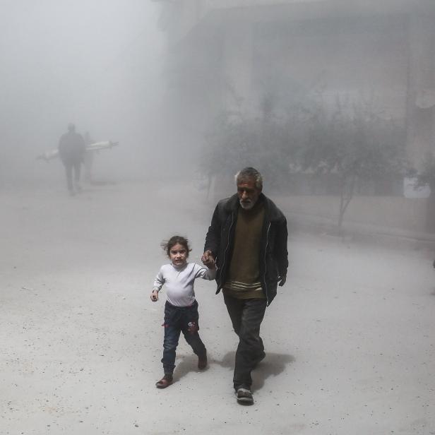 Flucht nach einem Luftwaffenangriff in der von Rebellen gehaltenen syrischen Stadt Hamouria.