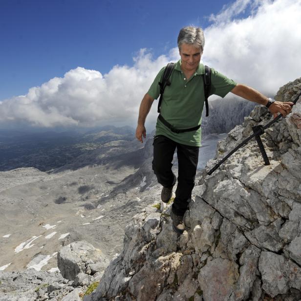 Bild aus glücklicheren Tagen: Faymann im Rahmen einer Wanderung im Dachsteinmassiv 2010.