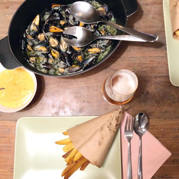 BELGIENS KLASSIKER MOULES FRITES: Kurz gekocht und doppelt gebacken.