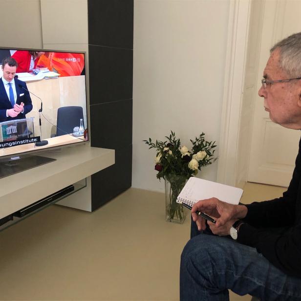 Bundespräsident Alexander Van der Bellen verfolgt die Budgeterklärung von Finanzminister Gernot Blümel (ÖVP) im Home Office vor dem Fernseher. 