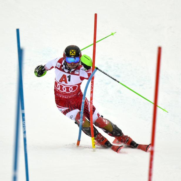 Marcel Hirscher fährt im Roten Trikot des Slalom-Leaders