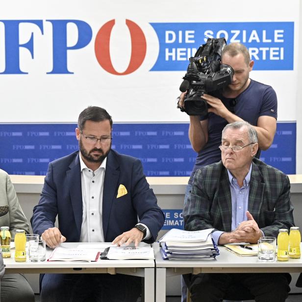 Andreas Mölzer, Christian Hafenecker, Wilhelm Brauneder und Lothar Höbelt anlässlich der Präsentation des Berichtes der FPÖ-Historikerkommission