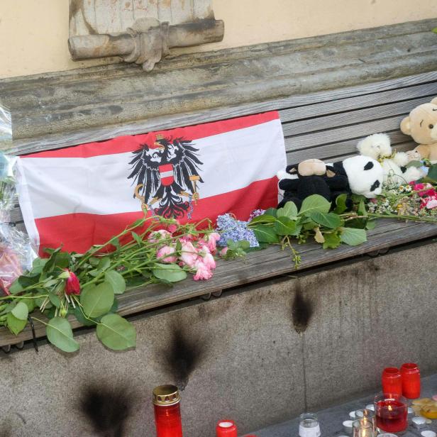 Kerzen, Blumen und Stofftiere wurden an den Unglücksstellen in Graz niedergelegt