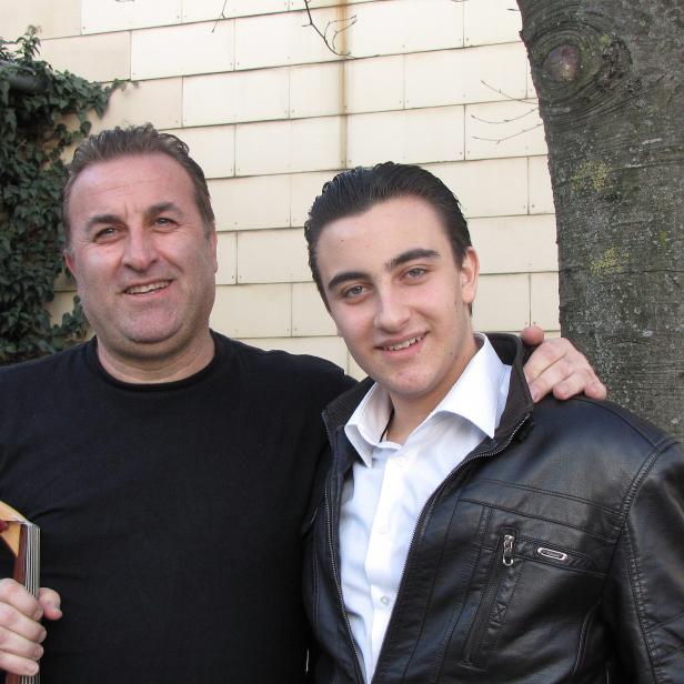 Mahran, 48, und Anton Khantarechian, 15, aus Syrien (v.l.n.r.)