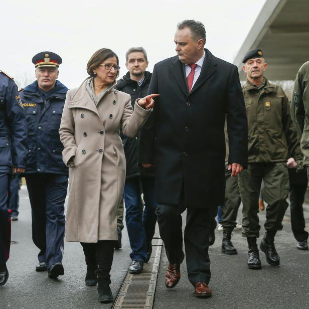  Innenministerin Johanna Mikl-Leitner und Verteidigungsminister Hans Peter Doskozil  am Dienstag, 16. Februar 2016, im Rahmen der "Präsentation Grenzmanagement an Süd- und Ostgrenze" in Spielfeld.