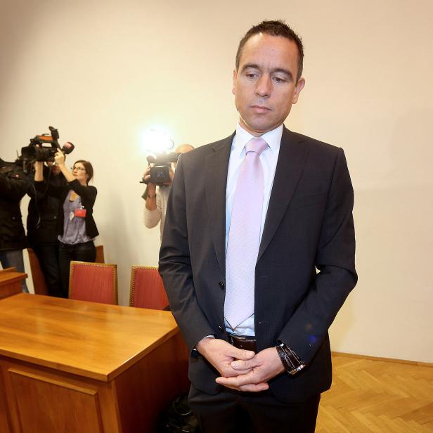 Der Kärntner FPK-Landesparteichef Uwe Scheuch im Dezember 2012 vor Beginn des Prozesses im Strafverfahren um die "Part-of-the-game"-Affäre im Oberlandesgericht Graz.