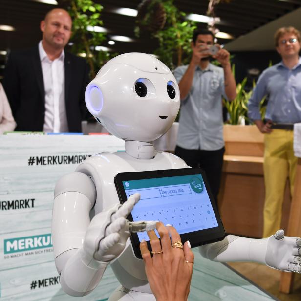 Der humanoide Roboter "Pepper“ begrüßt Shopper im "Merkur“-Markt.