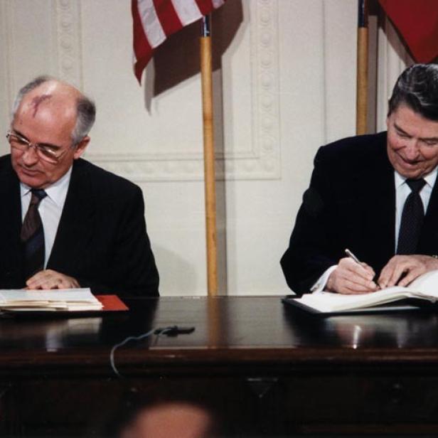 US-Präsident Reagan (rechts) und der sowjetische Generalsekretär Gorbatschow (links) unterzeichnen den INF-Vertrag im Weißen Haus, 8. Dezember 1987.