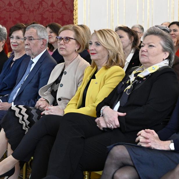 (v.l.), Maria Rösslhumer, Margit Fischer, Frau Doris Schmidauer, Bundespräsident Alexander Van der Bellen, Margit Kraker, Doris Bures, Anneliese Kitzmüller, Irmgard Griss anl. einer Veranstaltung zum Internationalen Frauentag