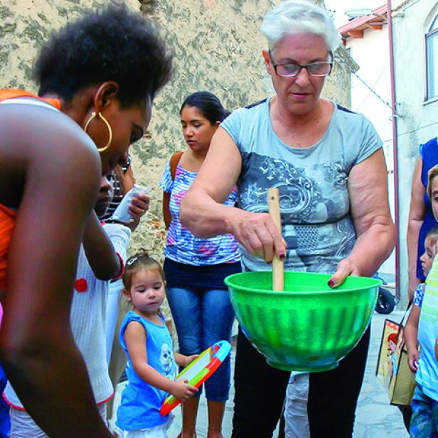 Arbeit & Integration: vorbildliche Flüchtlingsbetreuung in dem kalabrischen Dorf Camini