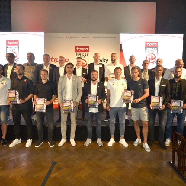 Trainer und Spieler während der Pressekonferenz der Bundesliga zum Thema "Saisonauftakt Tipico Bundesliga"