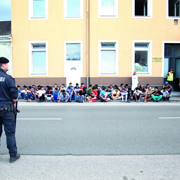 Warten auf das Fastenbrechen vor der Moschee.