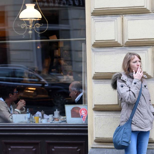 Im Wiener Café Sperl gilt schon seit Jahren: Bitte draußen rauchen!