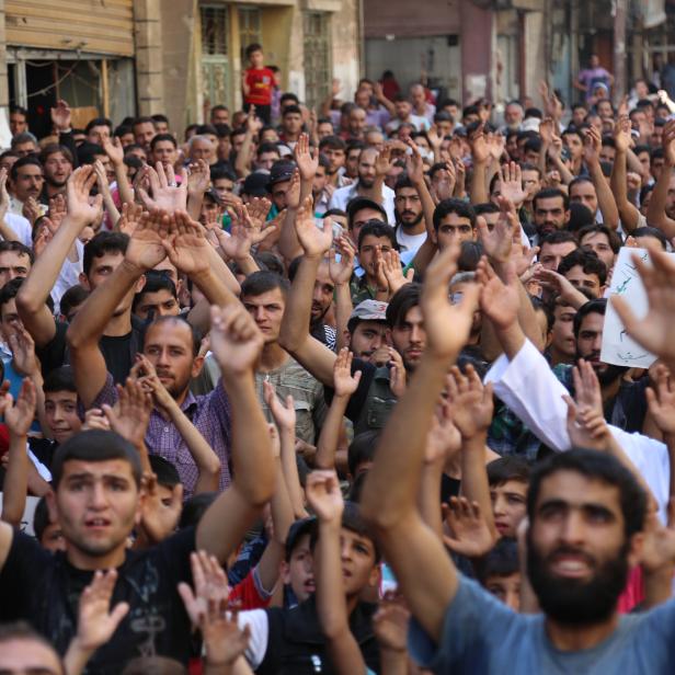 Demonstranten in einem Vorort von Damaskus im August 2015. Sie fordern ein Ende der Blockaden durch das Regime.