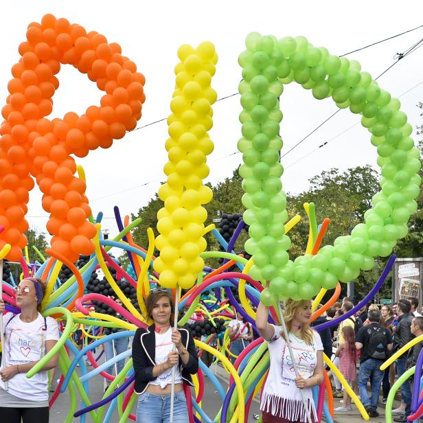 Teilnehmer der 22. Wiener Regenbogenparade auf der Ringstraße. Lesben, Schwule, Transgender-Personen und Heterosexuelle demonstrieren dabei gemeinsam gegen Diskriminierung.