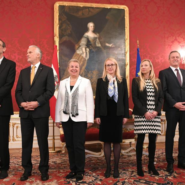 Wirtschaftsministerin Margarete Schramböck (links) und Frauenministerin Juliane Bogner-Strauß (rechts)