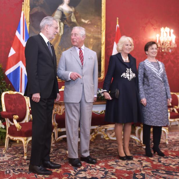 Der britische Thronfolger Prinz Charles (2.v.l.) und seine Ehefrau Herzogin Camilla (3.v.l.) werden von Bundespräsident Alexander Van der Bellen (l.) und seiner Ehefrau Doris Schmidauer (r.) empfangen.