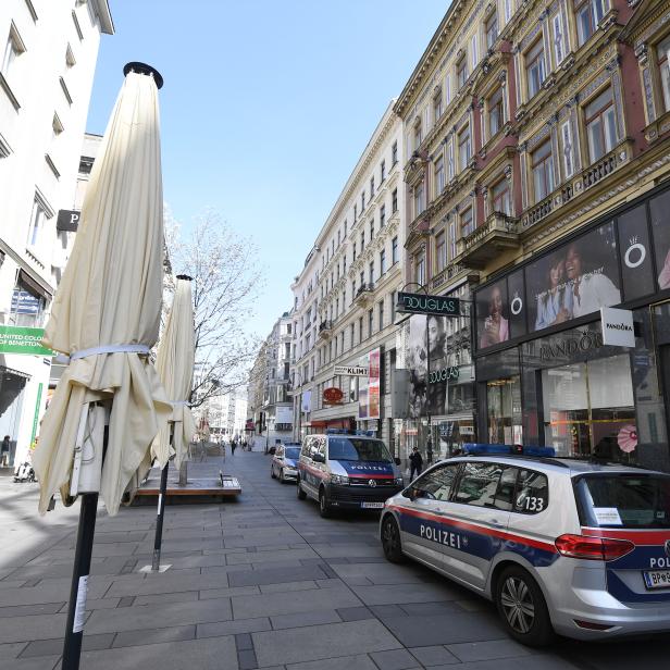 Kärntnerstraße in Wien: Viel Polizei, wenige Menschen. Was machen die Ausgangsbechränkungen mit uns und unserer Gesellschaft?