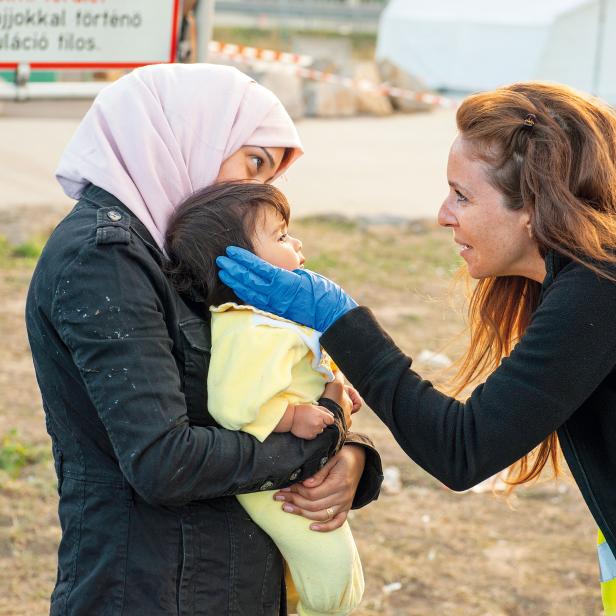 Die Grazerin Silvia Knoll hilft in Nickelsdorf. Die abstrakte Flüchtlingsdebatte hat für sie ein Gesicht bekommen. 