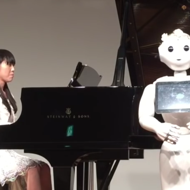 Roboter Pepper gibt mit Tomomi Ota auch Konzerte