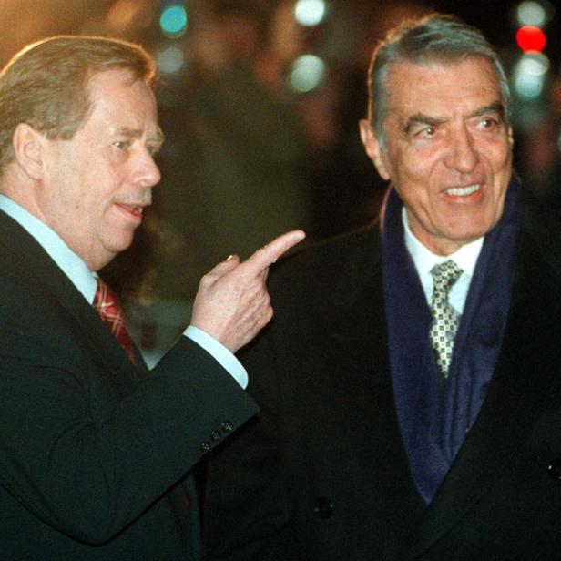 Der ehemalige tschechische Staatspräsident Vaclav Havel (links) und Helmut Zilk 1998 in Prag.