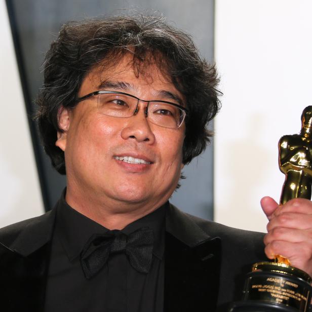 Regisseur Bong Joon-ho mit einer seiner vier Oscar-Statuen