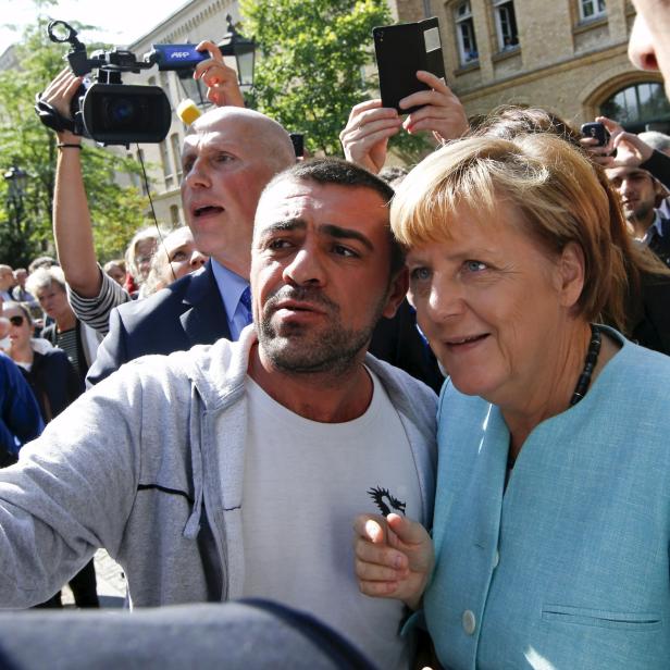 Herzlich Willkommen: Angela Merkel lächelt für ein Selfie 