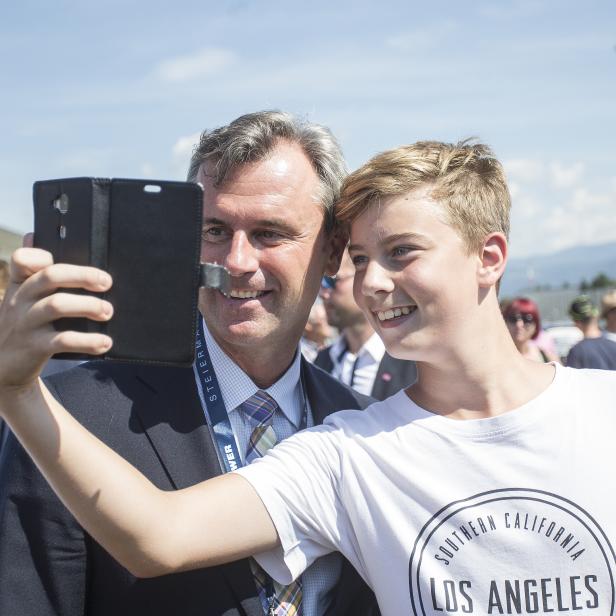 Präsidentschaftskandidat Norbert Hofer mit einem Fan.