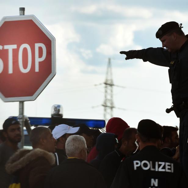 Ein Polizeibeamter verschafft sich in Nickelsdorf auf dem Parkplatz unter dem Flugdach des ehemaligen Zollgebäudes Überblick