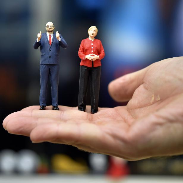 Die SPD mit Martin Schulz (Miniaturfigur links) und die CDU/CSU mit Kanzlerin Angela Merkel (Miniaturfigur rechts) mussten bei der deutschen Bundestagswahl herbe Verluste einstecken.