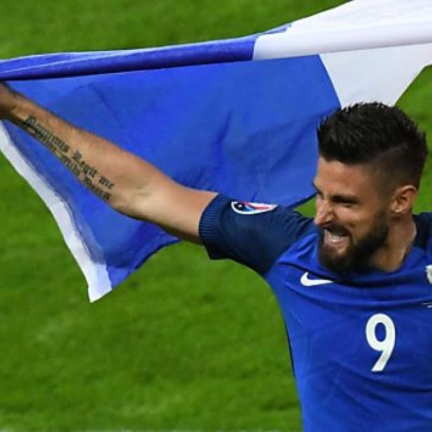 Nach dem Sieg gegen Island feierte Giroud mit den Fans