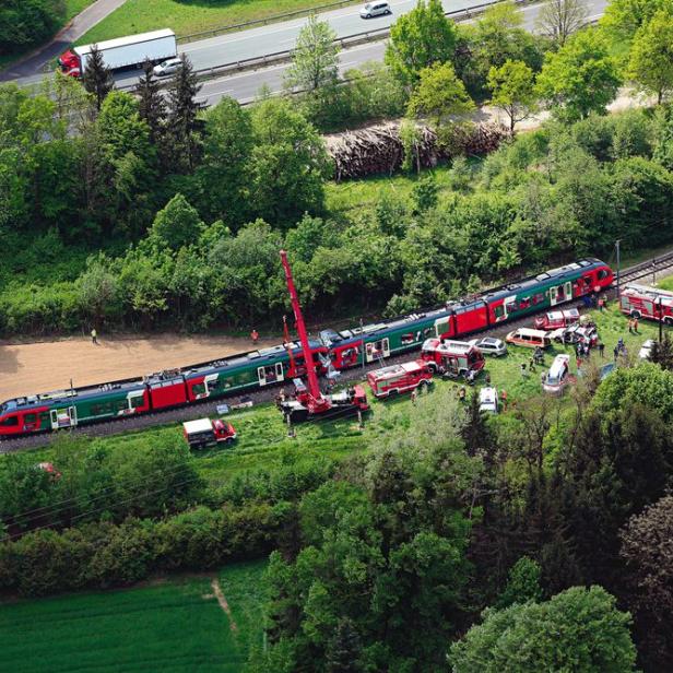 EISENBAHNUNFALL, 6. MAI 2015: Zwei Menschen starben, sieben wurden zum Teil schwer verletzt.