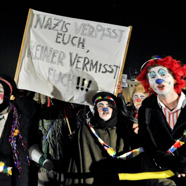 Teilnehmer einer Kundgebung gegen den Ball des Wiener Korporationsringes (WKR), seit 2012 bekannt als "Akademikerball", am Wiener Heldenplatz.