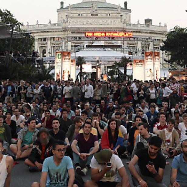 10.000 Fans kamen zum "Public Viewing" auf den Rathausplatz