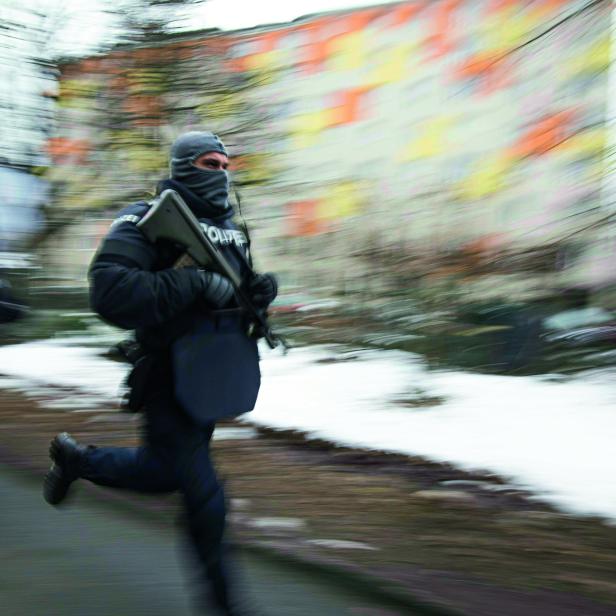 ANTITERROR-EINSATZ IN GRAZ: Zwei Polizisten stürmen zum Einsatzort.